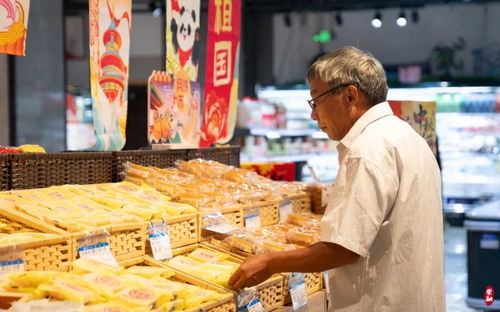 中秋佳節(jié)臨近，各式月餅搶“鮮”上市，食品市場(chǎng)迎來銷售熱潮